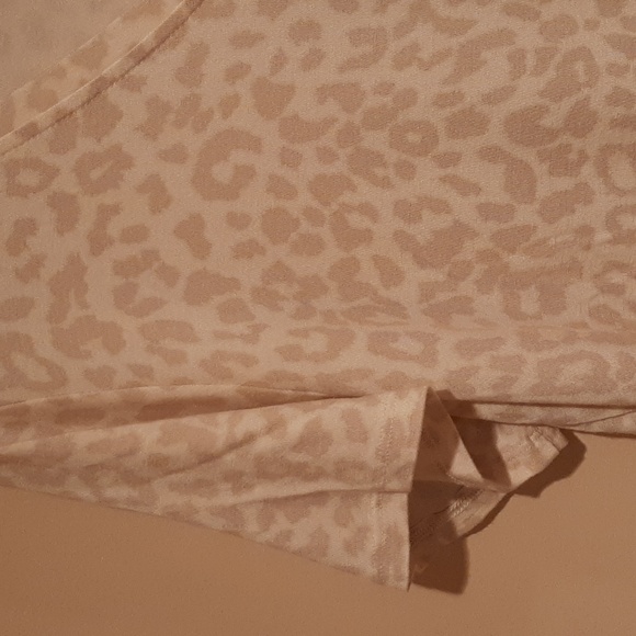 Super Soft Cheetah and cream Shirt Size Large NWT - Picture 2 of 4